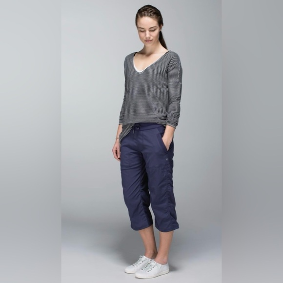 Lululemon Studio Crop *No
Liner Cadet Blue Size 10 NWT - Picture 4 of 16